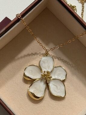 Golden White  Oil Dripping Flower Enamel Statement Pendant Necklace.